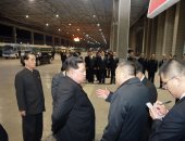 صور.. زعيم كوريا الشمالية يشرف على نقل 32 جثة صينية بعد حادث فى بيونج يانج
