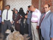 صور.. توزيع 60 رأس غنم على 30 أسرة بمدينة جهينة بسوهاج