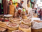 صور.. شارع الوكايل بطنطا يستعد لشهر رمضان بالفوانيس والتمور