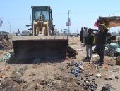 صور ..  حملة لإزالة العشوائيات بالسوق القطاعى ببلطيم فى كفر الشيخ