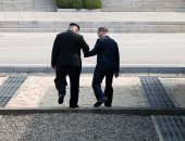 ننشر صور لحظة عبور زعيم كوريا الشمالية الخط الفاصل بعد مصافحة رئيس الجنوب