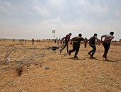 صور.. فلسطينيون يعبرون السياج الفاصل بين قطاع غزة والأراضى المحتلة