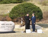 نكات وارتجال.. تعرف على كواليس لقاء الزعيمين الكوريين "كيم ومون" 