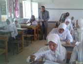 صور .. بدء امتحانات النصف الدراسى الثانى لصفوف النقل بالوادى الجديد