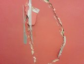 سحب المياه الجوفية بعشوائية يهدد بانهيار عقار فى فيصل بعد تشقق الحوائط