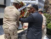 سكرتير عام المنوفية يضع إكليلاً من الزهور على النصب التذكارى للجندى المجهول