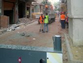 إزالة 3 عقارات مخالفة بحى مصر القديمة.. صور