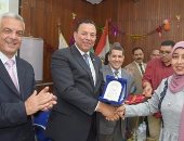 رئيس هيئة تعليم الكبار بالمنوفية يكرم رئيس الجامعة وفريق التعليم