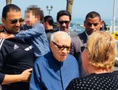 الرئيس التونسى يتجول بأحد شواطئ المتوسط رفقة طبيبه الخاص 