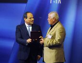 السيسى لـ"العمال": "مقدرش اعمل حاجة من غيركم.. وهتتعبوا معايا اكتر" - صور