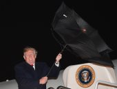 صور.. "ترامب" يفقد السيطرة على مظلته بعد صراع مع الرياح