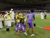 فيديو.. حسين الشحات يحتفل بالدورى الإماراتى مع أبنائه الثلاثة