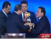 جبالى المراغى يسلم الرئيس السيسى درع اتحاد نقابات عمال مصر - صور