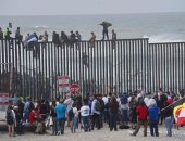 صور.. مهاجرون يتحدون ترامب ويقفزون فوق الجدار الحدودى بين أمريكا والمكسيك