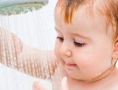 لماذا الاستحمام بالماء البارد أفضل من الساخن؟ خبير مناعة يوضح