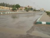 فيديو وصور.. عواصف ترابية وأمطار غزيرة تكتسح مركز الفرافرة بالوادى الجديد