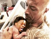 فيديو.. "ذا روك" يقتحم البث المباشر لـ"كيفين هارت" ويهدده بالضرب