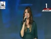 فيديو.. "دينا صلاح" تفتتح حفل إطلاق مبادرة "العودة للجذور" بأغنية يونانية