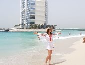 نانسى عجرم بإطلالة مبهجة على شاطئ البحر