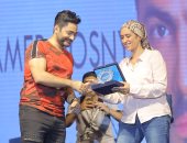 صور.. تكريم تامر حسنى بعد تألقه فى حفل الجامعة البريطانية