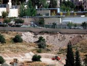 الاحتلال الإسرائيلى يقتلع 350 شجرة مثمرة فى دير بلوط شمال الضفة الغربية