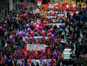 بالبلالين وأعلام إسبانيا... مواطنون برشلونة يتظاهرون تنديدا بأوضاع العمال - صور