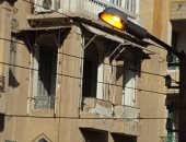 قارئ يرصد ترك أعمدة الكهرباء مضاءة نهارا فى شارع فوزى المطيعى بمصر الجديدة
