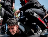 شرطة أردوغان تسحل المشاركين بمسيرة العمال بعد القبض عليهم - صور