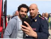 فيديو.. محمد صلاح يخطف الأضواء من الجميع فى مطار روما 
