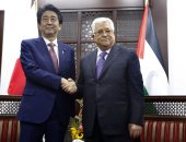 صور.. الرئيس الفلسطينى محمود عباس يلتقى رئيس وزراء اليابان فى رام الله