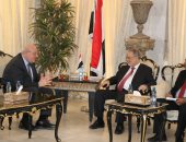 وزير خارجية اليمن يتسلم نسخة من أوراق اعتماد السفير المصرى