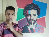 شاهد.. عاشق محمد صلاح يرسم صورته على جدران غرفته بعابدين