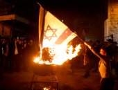 صور.. اليهود الأرثوذكس يحرقون علم إسرائيل فى حى "مياشاريم" بالقدس المحتلة