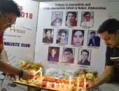  صور.. صحفيو الهند يضيئون الشموع حدادا على مقتل 10 من زملائهم بهجمات إرهابية