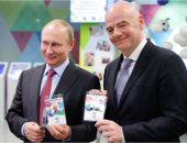 صور.. بوتين يتسلم بطاقة "هوية المشجع" فى كأس العالم 2018