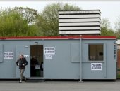 صور.. بريطانيون يتوجهون إلى مراكز الاقتراع للتصويت بانتخابات المجالس المحلية