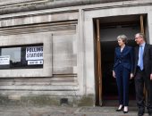 صور.. تيريزا ماى وزوجها يصوتون فى انتخابات المجالس المحلية ببريطانيا