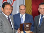 صور .. محافظ الغربية يحتفل مع عمال شركة مصر للغزل والنسيج بالمحلة بعيدهم