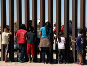 صور.. مكسيكيون يقيمون الصلاة على طول الحدود الأمريكية تنديدا ببناء جدار ترامب