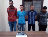 القبض على 4 متهمين وهروب آخر بعد تصويرهم شابا عاريا ومحاولة هتك عرضه بزفتى