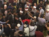 مسلمو سنغافورة يلتفون حول شيخ الأزهر عقب أدائه صلاة الجمعة بمسجد السلطان