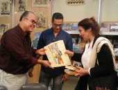 صور.. هيئة الكتاب تهدى وزيرة الثقافة اليونانية ميدالية بمعرض ثيسالونيكى