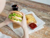 بلاش أكل بره.. دراسة: الوجبات السريعة تسبب العقم للنساء