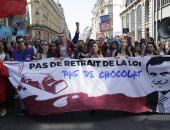 صور.. الآلاف يتظاهرون وسط باريس رفضا لإصلاحات ماكرون