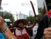 صور.. مسيرة بـ"السيوف" فى المكسيك ضد بناء مطار نيو مكسيكو سيتى