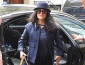 صور.. سلمى حايك تصل نيويورك بصحبة زوجها وابنتها