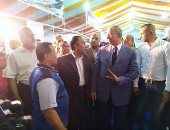 صور.. محافظ البحر الأحمر يفتتح منفذ "أهلاً رمضان" فى شارع النصر بالغردقة