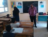 صور.. مدير تعليم مطروح يحيل 6 مراقبين امتحانات للتحقيق بسبب الإهمال