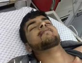 فلسطينيون يتداولون صورا لشهيدين سقطا برصاص الاحتلال الإسرائيلى فى غزة