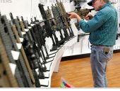  صور.. "مهاوويس السلاح" يتجمعون فى معرض الأسلحة النارية بولاية تكساس